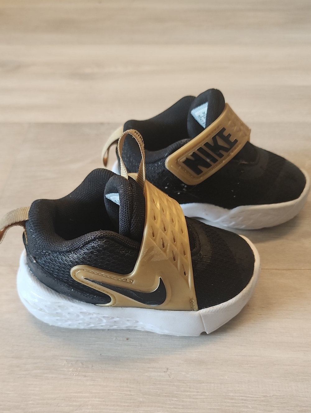 Nike Team Hustle D12 Toddler Basketball Shoes Size 5